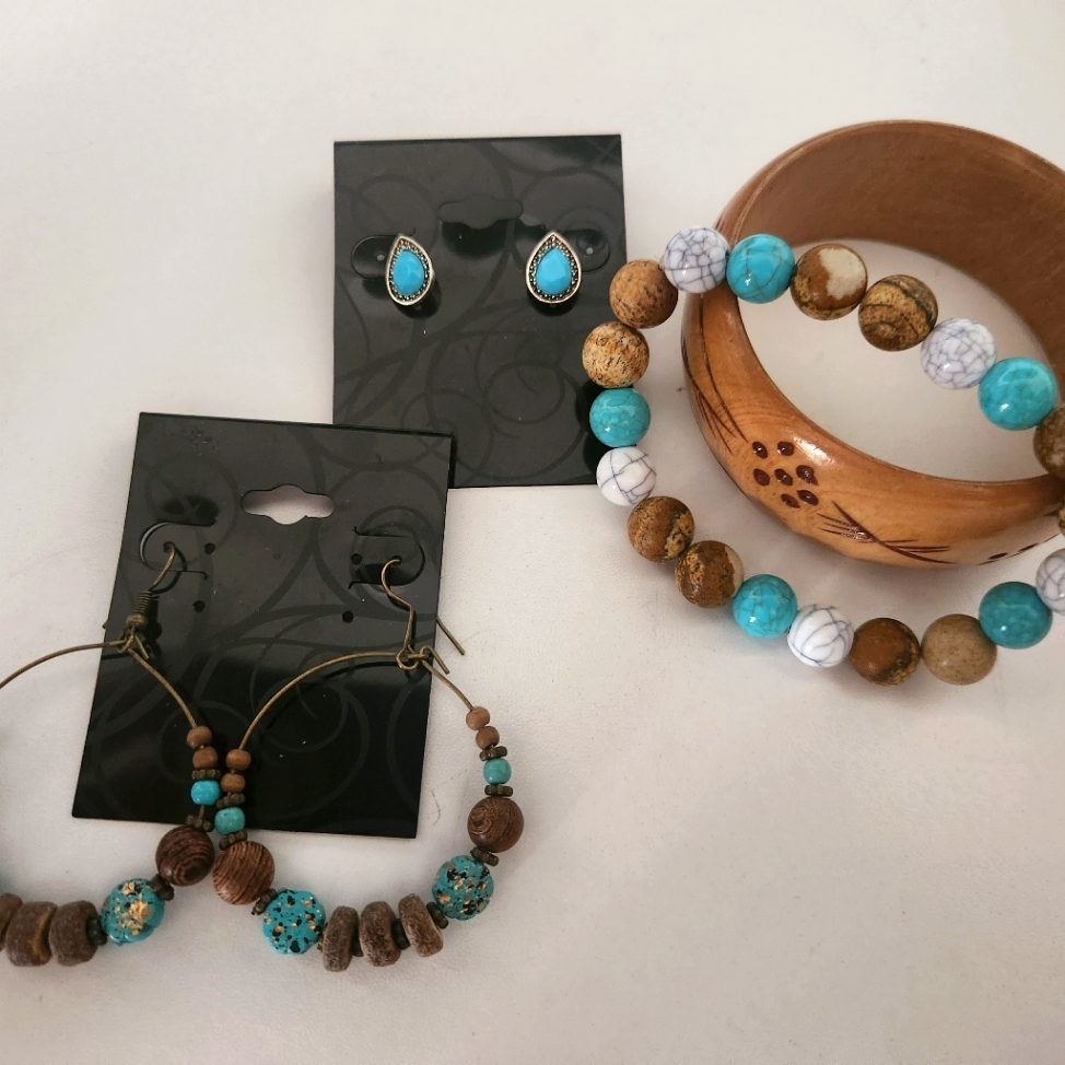 4 Piece Mix And Match Turquoise And Wood 35$